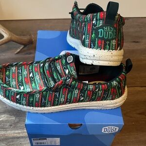 Hey Dude Fishmas Sweater, men’s size 9